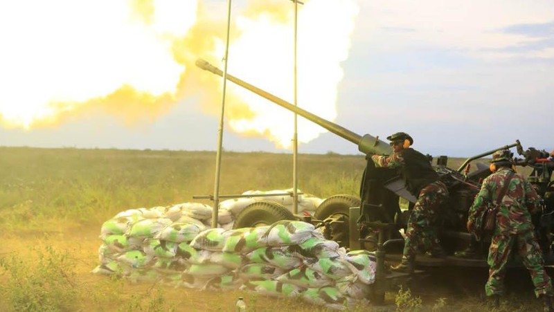 Sejumlah Prajurit dari seluruh satuan jajaran Arhanud TNI AD melakukan latihan menembak senjata berat (Latbakjatrat) terintegrasi TA 2022 di Lapangan Tembak AWR (Air Weapon Range) TNI AU, Desa Pandanwangi, Kecamatan Tempeh, Kabupaten Lumajang, Jawa Timur. Latihan tersebut dimulai dari tanggal 24 s.d 30 Maret 2022. (Foto : Pussenarhanud Kodiklatad)
