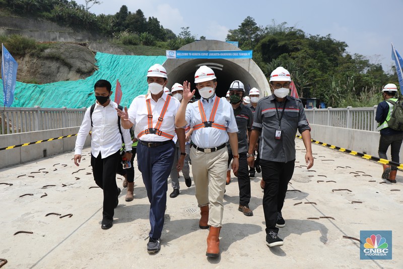 Menteri Koordinator Bidang Kemaritiman dan Investasi, Luhut Binsar Panjaitan bersama Duta Besar Republik Rakyat Tiongkok untuk Republik Indonesia, Lu Kang, melakukan kunjungan ke proyek tunnel 6 kereta cepat Jakarta-Bandung sepanjang 4.478 meter di kawasan Cikalong Wetan, Depok, Purwakarta, Rabu (30/3/2022). Tunnel ini menjadi salah satu tunnel terpanjang yang ditargetkan dalam waktu dekat akan tembus karena progres konstruksi sudah mencapai 97,01 persen. (CNBC Indonesia/ Tri Susilo)