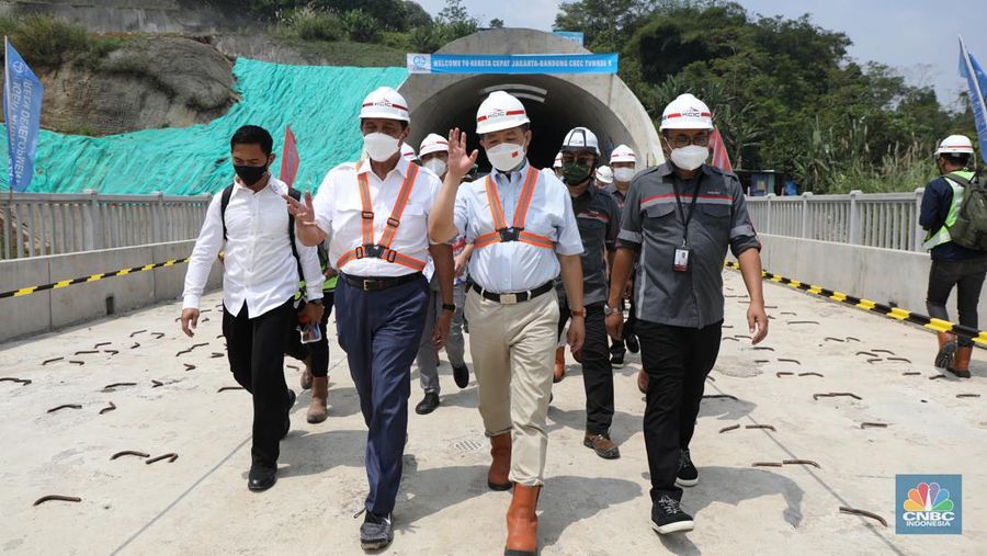 Menteri Koordinator Bidang Kemaritiman dan Investasi, Luhut Binsar Panjaitan bersama Duta Besar Republik Rakyat Tiongkok untuk Republik Indonesia, Lu Kang, melakukan kunjungan ke proyek tunnel 6 kereta cepat Jakarta-Bandung sepanjang 4.478 meter di kawasan Cikalong Wetan, Depok, Purwakarta, Rabu (30/3/2022). Tunnel ini menjadi salah satu tunnel terpanjang yang ditargetkan dalam waktu dekat akan tembus karena progres konstruksi sudah mencapai 97,01 persen. (CNBC Indonesia/ Tri Susilo)