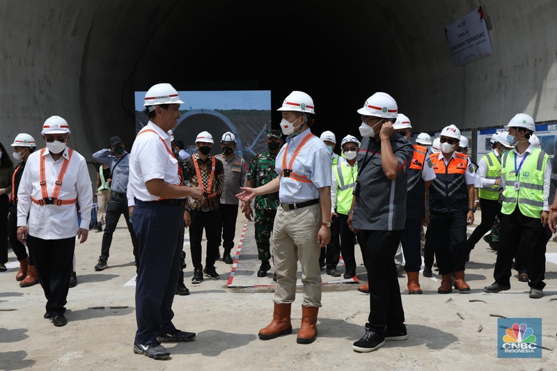 Menteri Koordinator Bidang Kemaritiman dan Investasi, Luhut Binsar Panjaitan bersama Duta Besar Republik Rakyat Tiongkok untuk Republik Indonesia, Lu Kang, melakukan kunjungan ke proyek tunnel 6 kereta cepat Jakarta-Bandung sepanjang 4.478 meter di kawasan Cikalong Wetan, Depok, Purwakarta, Rabu (30/3/2022). Tunnel ini menjadi salah satu tunnel terpanjang yang ditargetkan dalam waktu dekat akan tembus karena progres konstruksi sudah mencapai 97,01 persen. (CNBC Indonesia/ Tri Susilo)