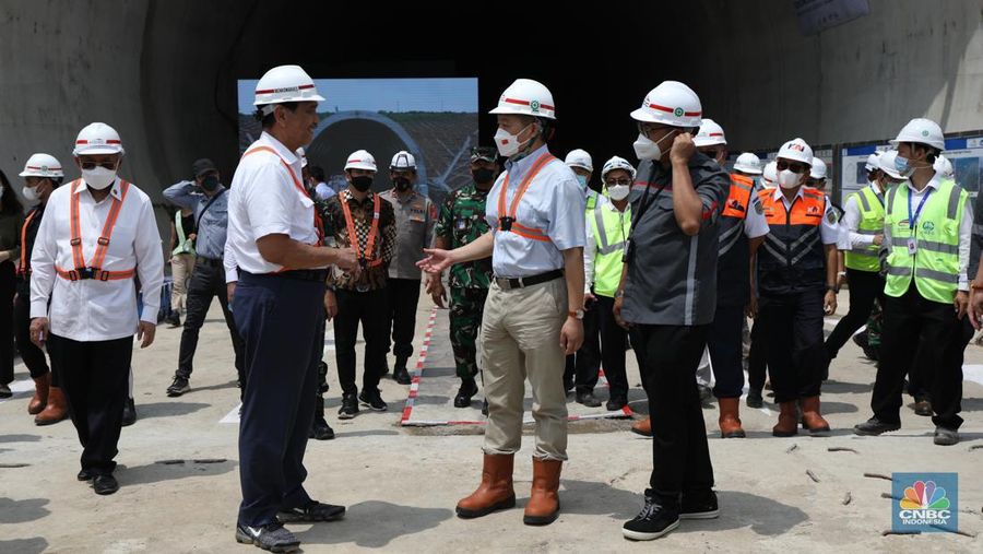 Menteri Koordinator Bidang Kemaritiman dan Investasi, Luhut Binsar Panjaitan bersama Duta Besar Republik Rakyat Tiongkok untuk Republik Indonesia, Lu Kang, melakukan kunjungan ke proyek tunnel 6 kereta cepat Jakarta-Bandung sepanjang 4.478 meter di kawasan Cikalong Wetan, Depok, Purwakarta, Rabu (30/3/2022). Tunnel ini menjadi salah satu tunnel terpanjang yang ditargetkan dalam waktu dekat akan tembus karena progres konstruksi sudah mencapai 97,01 persen. (CNBC Indonesia/ Tri Susilo)