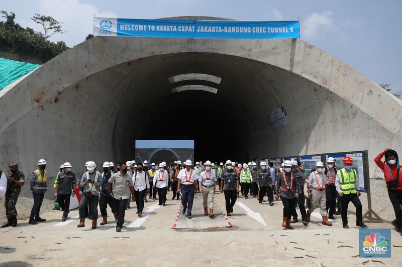 Menteri Koordinator Bidang Kemaritiman dan Investasi, Luhut Binsar Panjaitan bersama Duta Besar Republik Rakyat Tiongkok untuk Republik Indonesia, Lu Kang, melakukan kunjungan ke proyek tunnel 6 kereta cepat Jakarta-Bandung sepanjang 4.478 meter di kawasan Cikalong Wetan, Depok, Purwakarta Menteri Koordinator Bidang Kemaritiman dan Investasi, Luhut Binsar Panjaitan bersama Duta Besar Republik Rakyat Tiongkok untuk Republik Indonesia, Lu Kang, melakukan kunjungan ke proyek tunnel 6 kereta cepat Jakarta-Bandung sepanjang 4.478 meter di kawasan Cikalong Wetan, Depok, Purwakarta, Rabu (30/3/2022). Tunnel ini menjadi salah satu tunnel terpanjang yang ditargetkan dalam waktu dekat akan tembus karena progres konstruksi sudah mencapai 97,01 persen. (CNBC Indonesia/ Tri Susilo)