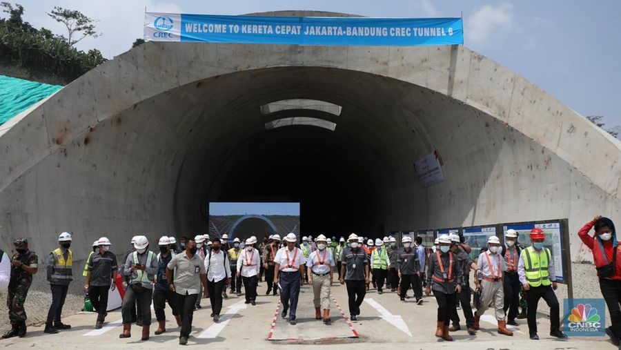 Menteri Koordinator Bidang Kemaritiman dan Investasi, Luhut Binsar Panjaitan bersama Duta Besar Republik Rakyat Tiongkok untuk Republik Indonesia, Lu Kang, melakukan kunjungan ke proyek tunnel 6 kereta cepat Jakarta-Bandung sepanjang 4.478 meter di kawasan Cikalong Wetan, Depok, Purwakarta, Rabu (30/3/2022). Tunnel ini menjadi salah satu tunnel terpanjang yang ditargetkan dalam waktu dekat akan tembus karena progres konstruksi sudah mencapai 97,01 persen. (CNBC Indonesia/ Tri Susilo)