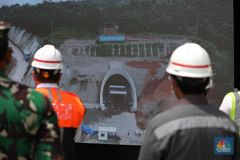 Menteri Koordinator Bidang Kemaritiman dan Investasi, Luhut Binsar Panjaitan bersama Duta Besar Republik Rakyat Tiongkok untuk Republik Indonesia, Lu Kang, melakukan kunjungan ke proyek tunnel 6 kereta cepat Jakarta-Bandung sepanjang 4.478 meter di kawasan Cikalong Wetan, Depok, Purwakarta Menteri Koordinator Bidang Kemaritiman dan Investasi, Luhut Binsar Panjaitan bersama Duta Besar Republik Rakyat Tiongkok untuk Republik Indonesia, Lu Kang, melakukan kunjungan ke proyek tunnel 6 kereta cepat Jakarta-Bandung sepanjang 4.478 meter di kawasan Cikalong Wetan, Depok, Purwakarta, Rabu (30/3/2022). Tunnel ini menjadi salah satu tunnel terpanjang yang ditargetkan dalam waktu dekat akan tembus karena progres konstruksi sudah mencapai 97,01 persen. (CNBC Indonesia/ Tri Susilo)