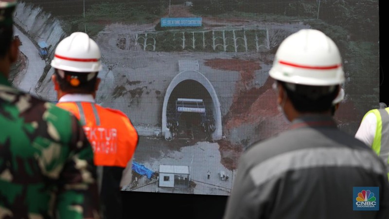 Menteri Koordinator Bidang Kemaritiman dan Investasi, Luhut Binsar Panjaitan bersama Duta Besar Republik Rakyat Tiongkok untuk Republik Indonesia, Lu Kang, melakukan kunjungan ke proyek tunnel 6 kereta cepat Jakarta-Bandung sepanjang 4.478 meter di kawasan Cikalong Wetan, Depok, Purwakarta, Rabu (30/3/2022). Tunnel ini menjadi salah satu tunnel terpanjang yang ditargetkan dalam waktu dekat akan tembus karena progres konstruksi sudah mencapai 97,01 persen. (CNBC Indonesia/ Tri Susilo)