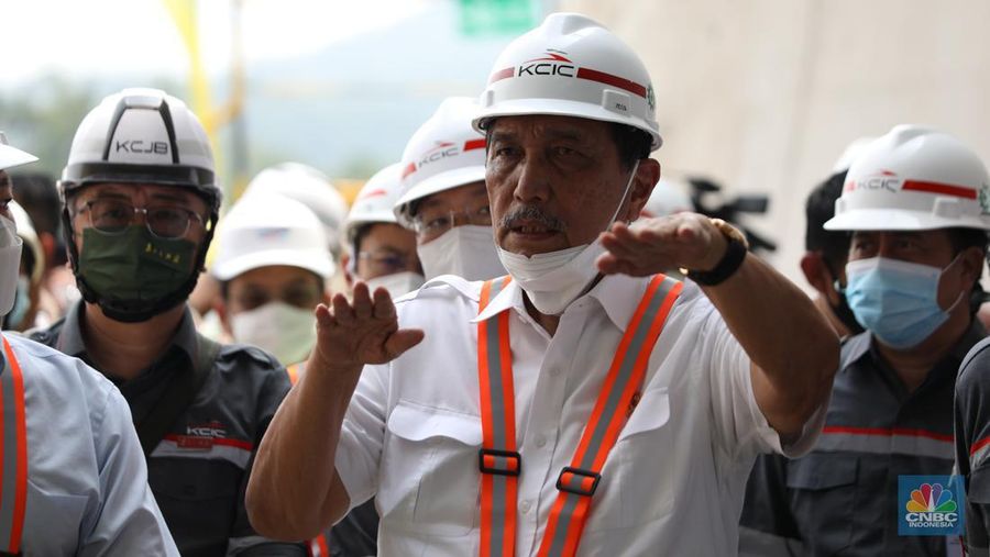 Menteri Koordinator Bidang Kemaritiman dan Investasi, Luhut Binsar Panjaitan melakukan kunjungan ke proyek tunnel 6 kereta cepat Jakarta-Bandung sepanjang 4.478 meter di kawasan Cikalong Wetan, Depok, Purwakarta, Rabu (30/3/2022). Tunnel ini menjadi salah satu tunnel terpanjang yang ditargetkan dalam waktu dekat akan tembus karena progres konstruksi sudah mencapai 97,01 persen. (CNBC Indonesia/ Tri Susilo)