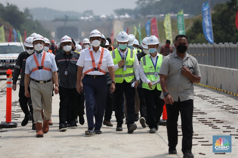 Menteri Koordinator Bidang Kemaritiman dan Investasi, Luhut Binsar Panjaitan bersama Duta Besar Republik Rakyat Tiongkok untuk Republik Indonesia, Lu Kang, melakukan kunjungan ke proyek tunnel 6 kereta cepat Jakarta-Bandung sepanjang 4.478 meter di kawasan Cikalong Wetan, Depok, Purwakarta Menteri Koordinator Bidang Kemaritiman dan Investasi, Luhut Binsar Panjaitan bersama Duta Besar Republik Rakyat Tiongkok untuk Republik Indonesia, Lu Kang, melakukan kunjungan ke proyek tunnel 6 kereta cepat Jakarta-Bandung sepanjang 4.478 meter di kawasan Cikalong Wetan, Depok, Purwakarta, Rabu (30/3/2022). Tunnel ini menjadi salah satu tunnel terpanjang yang ditargetkan dalam waktu dekat akan tembus karena progres konstruksi sudah mencapai 97,01 persen. (CNBC Indonesia/ Tri Susilo)