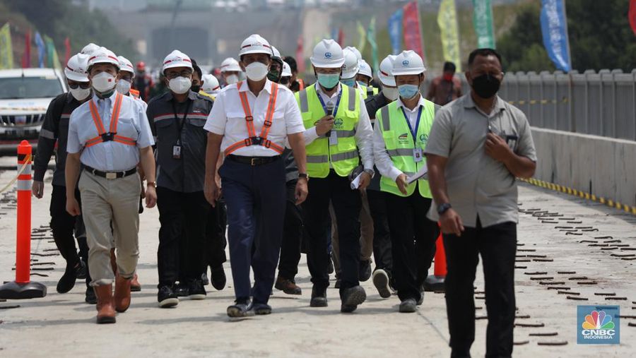 Menteri Koordinator Bidang Kemaritiman dan Investasi, Luhut Binsar Panjaitan bersama Duta Besar Republik Rakyat Tiongkok untuk Republik Indonesia, Lu Kang, melakukan kunjungan ke proyek tunnel 6 kereta cepat Jakarta-Bandung sepanjang 4.478 meter di kawasan Cikalong Wetan, Depok, Purwakarta, Rabu (30/3/2022). Tunnel ini menjadi salah satu tunnel terpanjang yang ditargetkan dalam waktu dekat akan tembus karena progres konstruksi sudah mencapai 97,01 persen. (CNBC Indonesia/ Tri Susilo)