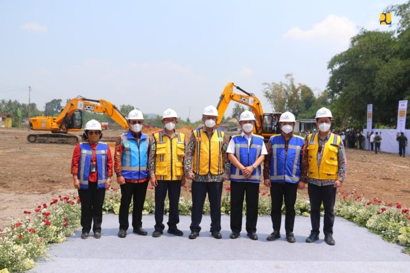Peletakan batu pertama (Groundbreaking) Jalan Tol Yogyakarta-Bawen sepanjang 75,82 km di Sleman,  Rabu (30/3/2022). (Biro Komunikasi Publik Kementerian PUPR)