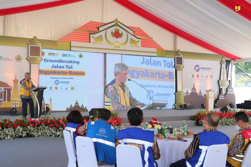 Peletakan batu pertama (Groundbreaking) Jalan Tol Yogyakarta-Bawen sepanjang 75,82 km di Sleman,  Rabu (30/3/2022). (Biro Komunikasi Publik Kementerian PUPR)