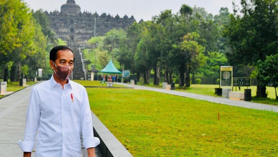 Presiden Joko Widodo (Jokowi) meninjau Candi Borobudur pada Rabu, 30 Maret 2022. (Foto: Laily Rachev - Biro Pers Sekretariat Presiden)