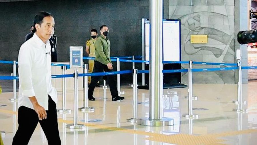 Presiden Joko Widodo (Jokowi) tiba di Bandara Internasional Yogyakarta (YIA), Kabupaten Kulon Progo. (Foto: Laily Rachev - Biro Pers Sekretariat Presiden)