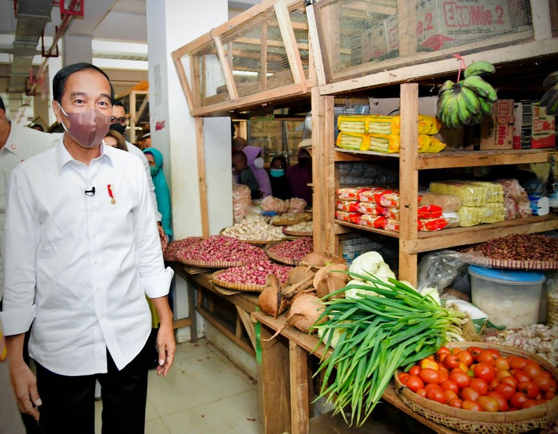 Presiden Joko Widodo melakukan kunjungan ke Pasar Baledono, Kabupaten Purworejo, Provinsi Jawa Tengah, Rabu (30/3/2022). (FOTO: BPMI Setpree)