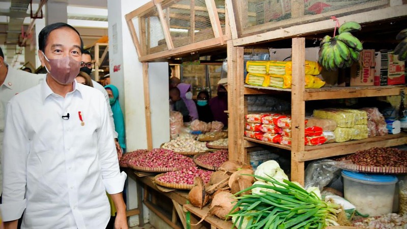 Presiden Joko Widodo melakukan kunjungan ke Pasar Baledono, Kabupaten Purworejo, Provinsi Jawa Tengah, Rabu (30/3/2022). (FOTO: BPMI Setpree)