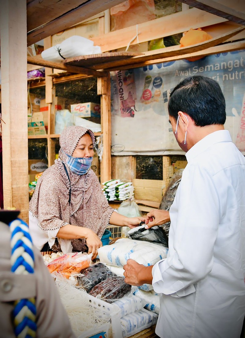 Presiden Joko Widodo melakukan kunjungan ke Pasar Baledono, Kabupaten Purworejo, Provinsi Jawa Tengah, Rabu (30/3/2022). (FOTO: BPMI Setpree)