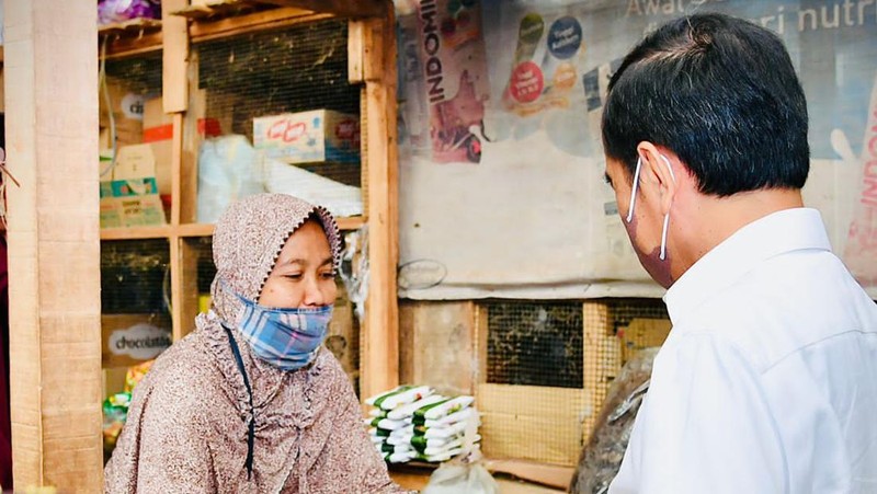 Presiden Joko Widodo melakukan kunjungan ke Pasar Baledono, Kabupaten Purworejo, Provinsi Jawa Tengah, Rabu (30/3/2022). (FOTO: BPMI Setpree)