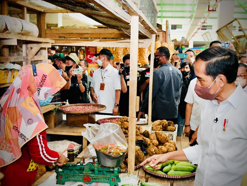 Presiden Joko Widodo melakukan kunjungan ke Pasar Baledono, Kabupaten Purworejo, Provinsi Jawa Tengah. Presiden Joko Widodo melakukan kunjungan ke Pasar Baledono, Kabupaten Purworejo, Provinsi Jawa Tengah, Rabu (30/3/2022). (FOTO: BPMI Setpree)