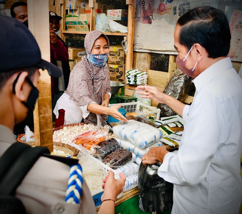 Presiden Joko Widodo melakukan kunjungan ke Pasar Baledono, Kabupaten Purworejo, Provinsi Jawa Tengah. Presiden Joko Widodo melakukan kunjungan ke Pasar Baledono, Kabupaten Purworejo, Provinsi Jawa Tengah, Rabu (30/3/2022). (FOTO: BPMI Setpree)