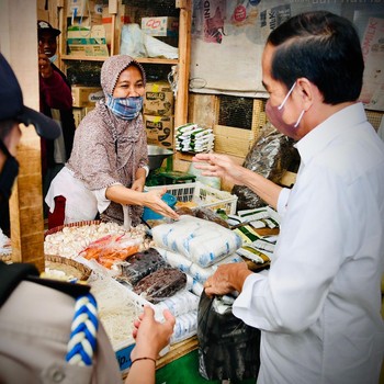 Jokowi 'Blusukan' di 2 Pasar Jateng, Jamin Stok Minyak Goreng