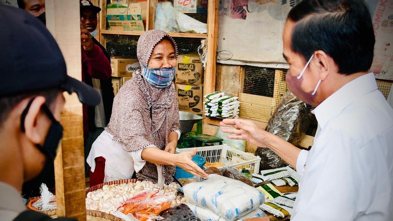 Presiden Joko Widodo melakukan kunjungan ke Pasar Baledono, Kabupaten Purworejo, Provinsi Jawa Tengah, Rabu (30/3/2022). (FOTO: BPMI Setpree)