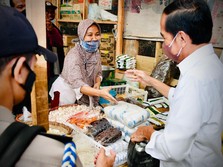 Jokowi 'Blusukan' di 2 Pasar Jateng, Jamin Stok Minyak Goreng