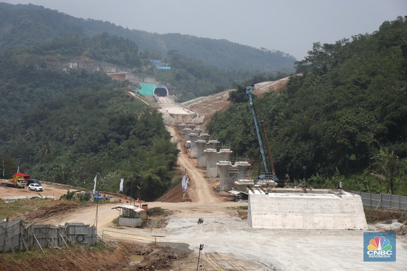 Proyek tunnel 6 kereta cepat Jakarta-Bandung Proyek tunnel 6 kereta cepat Jakarta-Bandung sepanjang 4.478 meter di kawasan Cikalong Wetan, Depok, Purwakarta, Rabu (30/3/2022). Tunnel ini menjadi salah satu tunnel terpanjang yang ditargetkan dalam waktu dekat akan tembus karena progres konstruksi sudah mencapai 97,01 persen. (CNBC Indonesia/ Tri Susilo)