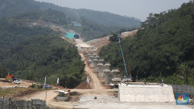 Proyek tunnel 6 kereta cepat Jakarta-Bandung sepanjang 4.478 meter di kawasan Cikalong Wetan, Depok, Purwakarta, Rabu (30/3/2022). Tunnel ini menjadi salah satu tunnel terpanjang yang ditargetkan dalam waktu dekat akan tembus karena progres konstruksi sudah mencapai 97,01 persen. (CNBC Indonesia/ Tri Susilo)