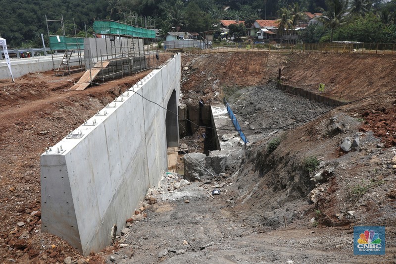 Proyek tunnel 6 kereta cepat Jakarta-Bandung sepanjang 4.478 meter di kawasan Cikalong Wetan, Depok, Purwakarta, Rabu (30/3/2022). Tunnel ini menjadi salah satu tunnel terpanjang yang ditargetkan dalam waktu dekat akan tembus karena progres konstruksi sudah mencapai 97,01 persen. (CNBC Indonesia/ Tri Susilo)