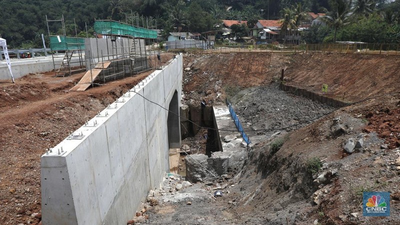 Proyek tunnel 6 kereta cepat Jakarta-Bandung sepanjang 4.478 meter di kawasan Cikalong Wetan, Depok, Purwakarta, Rabu (30/3/2022). Tunnel ini menjadi salah satu tunnel terpanjang yang ditargetkan dalam waktu dekat akan tembus karena progres konstruksi sudah mencapai 97,01 persen. (CNBC Indonesia/ Tri Susilo)