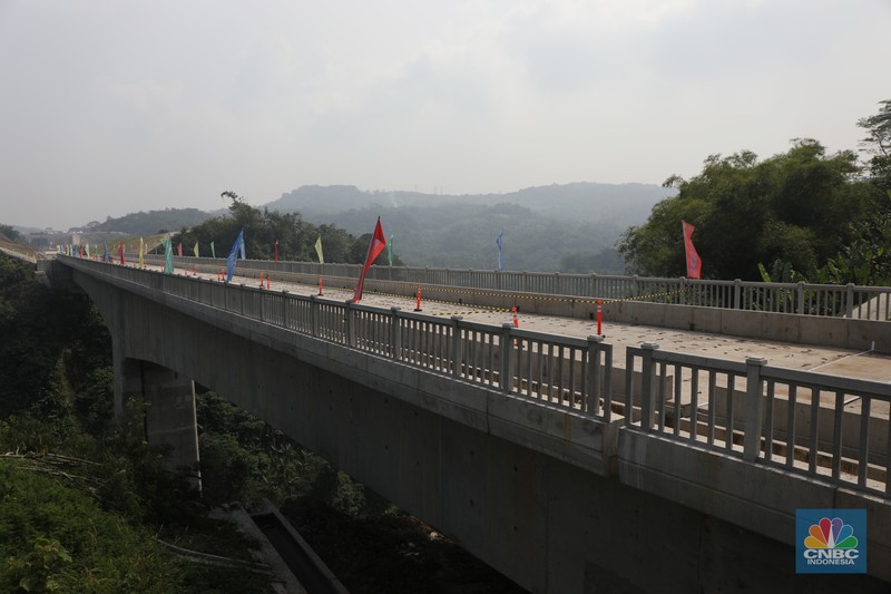 Proyek tunnel 6 kereta cepat Jakarta-Bandung sepanjang 4.478 meter di kawasan Cikalong Wetan, Depok, Purwakarta, Rabu (30/3/2022). Tunnel ini menjadi salah satu tunnel terpanjang yang ditargetkan dalam waktu dekat akan tembus karena progres konstruksi sudah mencapai 97,01 persen. (CNBC Indonesia/ Tri Susilo)