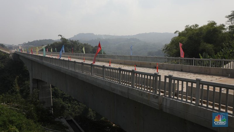 Proyek tunnel 6 kereta cepat Jakarta-Bandung sepanjang 4.478 meter di kawasan Cikalong Wetan, Depok, Purwakarta, Rabu (30/3/2022). Tunnel ini menjadi salah satu tunnel terpanjang yang ditargetkan dalam waktu dekat akan tembus karena progres konstruksi sudah mencapai 97,01 persen. (CNBC Indonesia/ Tri Susilo)