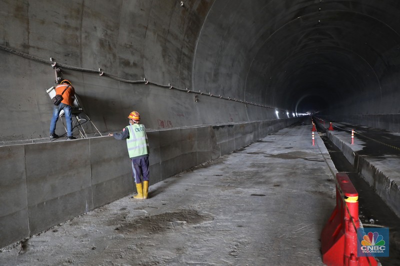 Proyek tunnel 6 kereta cepat Jakarta-Bandung sepanjang 4.478 meter di kawasan Cikalong Wetan, Depok, Purwakarta, Rabu (30/3/2022). Tunnel ini menjadi salah satu tunnel terpanjang yang ditargetkan dalam waktu dekat akan tembus karena progres konstruksi sudah mencapai 97,01 persen. (CNBC Indonesia/ Tri Susilo)