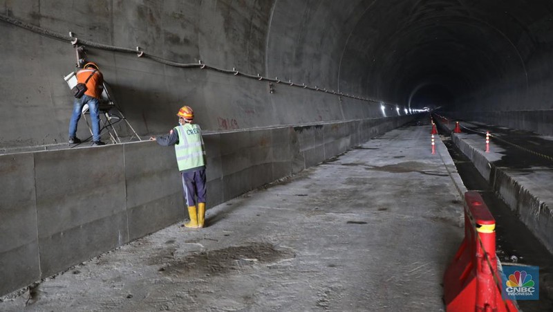 Proyek tunnel 6 kereta cepat Jakarta-Bandung sepanjang 4.478 meter di kawasan Cikalong Wetan, Depok, Purwakarta, Rabu (30/3/2022). Tunnel ini menjadi salah satu tunnel terpanjang yang ditargetkan dalam waktu dekat akan tembus karena progres konstruksi sudah mencapai 97,01 persen. (CNBC Indonesia/ Tri Susilo)
