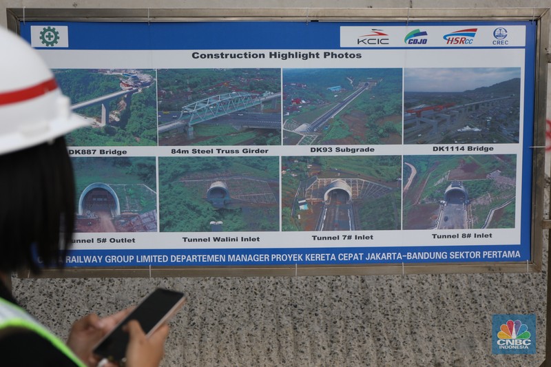 Proyek tunnel 6 kereta cepat Jakarta-Bandung sepanjang 4.478 meter di kawasan Cikalong Wetan, Depok, Purwakarta, Rabu (30/3/2022). Tunnel ini menjadi salah satu tunnel terpanjang yang ditargetkan dalam waktu dekat akan tembus karena progres konstruksi sudah mencapai 97,01 persen. (CNBC Indonesia/ Tri Susilo)