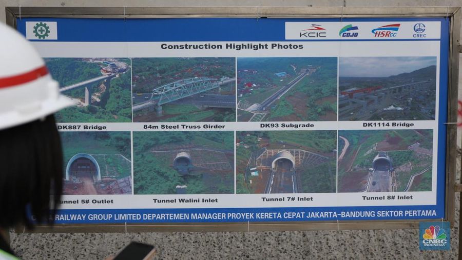 Proyek tunnel 6 kereta cepat Jakarta-Bandung sepanjang 4.478 meter di kawasan Cikalong Wetan, Depok, Purwakarta, Rabu (30/3/2022). Tunnel ini menjadi salah satu tunnel terpanjang yang ditargetkan dalam waktu dekat akan tembus karena progres konstruksi sudah mencapai 97,01 persen. (CNBC Indonesia/ Tri Susilo)