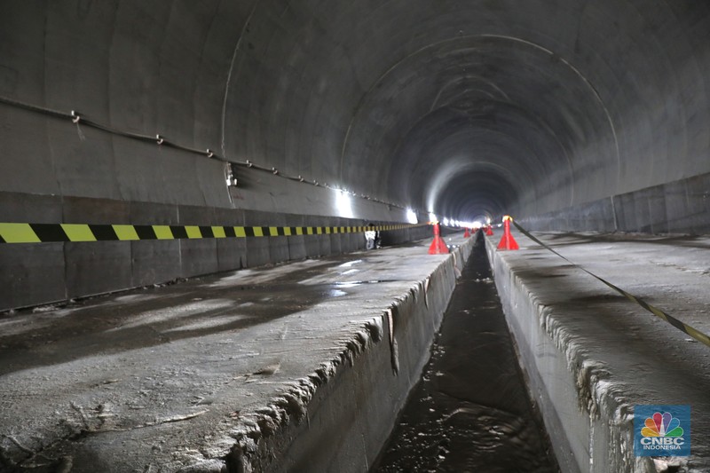 Proyek tunnel 6 kereta cepat Jakarta-Bandung Proyek tunnel 6 kereta cepat Jakarta-Bandung sepanjang 4.478 meter di kawasan Cikalong Wetan, Depok, Purwakarta, Rabu (30/3/2022). Tunnel ini menjadi salah satu tunnel terpanjang yang ditargetkan dalam waktu dekat akan tembus karena progres konstruksi sudah mencapai 97,01 persen. (CNBC Indonesia/ Tri Susilo)