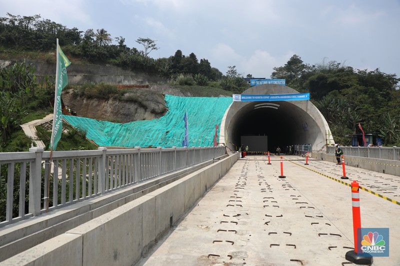 Proyek tunnel 6 kereta cepat Jakarta-Bandung sepanjang 4.478 meter di kawasan Cikalong Wetan, Depok, Purwakarta, Rabu (30/3/2022). Tunnel ini menjadi salah satu tunnel terpanjang yang ditargetkan dalam waktu dekat akan tembus karena progres konstruksi sudah mencapai 97,01 persen. (CNBC Indonesia/ Tri Susilo)