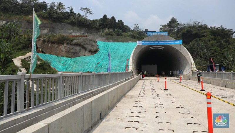 Proyek tunnel 6 kereta cepat Jakarta-Bandung sepanjang 4.478 meter di kawasan Cikalong Wetan, Depok, Purwakarta, Rabu (30/3/2022). Tunnel ini menjadi salah satu tunnel terpanjang yang ditargetkan dalam waktu dekat akan tembus karena progres konstruksi sudah mencapai 97,01 persen. (CNBC Indonesia/ Tri Susilo)