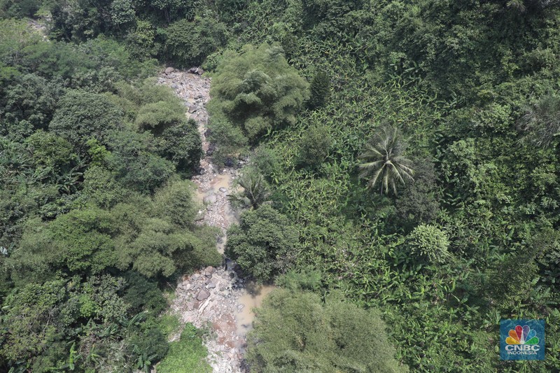 Proyek tunnel 6 kereta cepat Jakarta-Bandung sepanjang 4.478 meter di kawasan Cikalong Wetan, Depok, Purwakarta, Rabu (30/3/2022). Tunnel ini menjadi salah satu tunnel terpanjang yang ditargetkan dalam waktu dekat akan tembus karena progres konstruksi sudah mencapai 97,01 persen. (CNBC Indonesia/ Tri Susilo)
