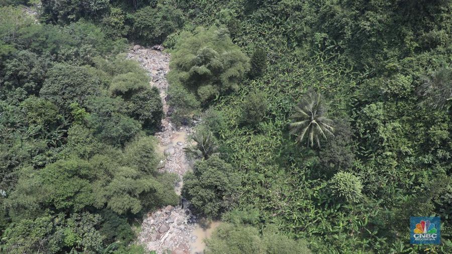 Proyek tunnel 6 kereta cepat Jakarta-Bandung sepanjang 4.478 meter di kawasan Cikalong Wetan, Depok, Purwakarta, Rabu (30/3/2022). Tunnel ini menjadi salah satu tunnel terpanjang yang ditargetkan dalam waktu dekat akan tembus karena progres konstruksi sudah mencapai 97,01 persen. (CNBC Indonesia/ Tri Susilo)