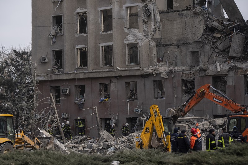 Serangan Rusia Hancurkan Gedung Pemerintah Ukraina di Mykolaiv Petugas pemadam kebakaran bekerja di gedung pemerintah daerah Mykolaiv, Ukraina, yang hancur menyusul serangan Rusia, Selasa (29/3/2022). Sedikitnya 12 orang tewas dan 33 lainnya luka-luka dalam serangan rudal tersebut. (AP Photo/Petros Giannakouris)