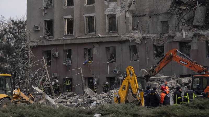 Petugas pemadam kebakaran bekerja di gedung pemerintah daerah Mykolaiv, Ukraina, yang hancur menyusul serangan Rusia, Selasa (29/3/2022). Sedikitnya 12 orang tewas dan 33 lainnya luka-luka dalam serangan rudal tersebut. (AP Photo/Petros Giannakouris)