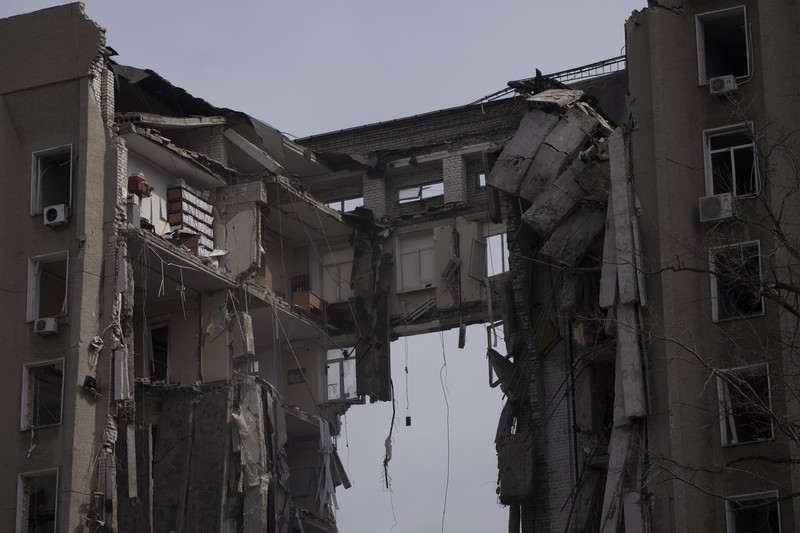 Serangan Rusia Hancurkan Gedung Pemerintah Ukraina di Mykolaiv Petugas pemadam kebakaran bekerja di gedung pemerintah daerah Mykolaiv, Ukraina, yang hancur menyusul serangan Rusia, Selasa (29/3/2022). Sedikitnya 12 orang tewas dan 33 lainnya luka-luka dalam serangan rudal tersebut. (AP Photo/Petros Giannakouris)