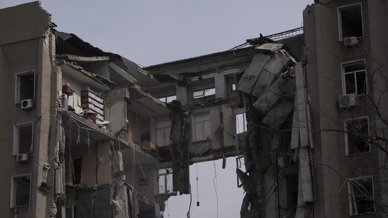 Petugas pemadam kebakaran bekerja di gedung pemerintah daerah Mykolaiv, Ukraina, yang hancur menyusul serangan Rusia, Selasa (29/3/2022). Sedikitnya 12 orang tewas dan 33 lainnya luka-luka dalam serangan rudal tersebut. (AP Photo/Petros Giannakouris)