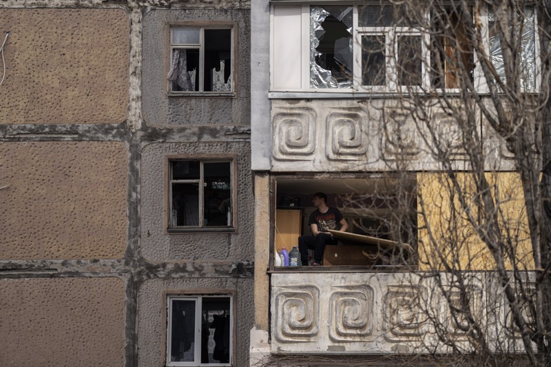 Serangan Rusia Hancurkan Gedung Pemerintah Ukraina di Mykolaiv Petugas pemadam kebakaran bekerja di gedung pemerintah daerah Mykolaiv, Ukraina, yang hancur menyusul serangan Rusia, Selasa (29/3/2022). Sedikitnya 12 orang tewas dan 33 lainnya luka-luka dalam serangan rudal tersebut. (AP Photo/Petros Giannakouris)