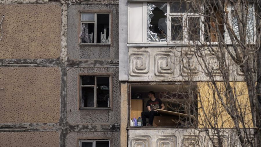 Petugas pemadam kebakaran bekerja di gedung pemerintah daerah Mykolaiv, Ukraina, yang hancur menyusul serangan Rusia, Selasa (29/3/2022). Sedikitnya 12 orang tewas dan 33 lainnya luka-luka dalam serangan rudal tersebut. (AP Photo/Petros Giannakouris)