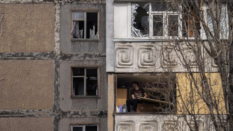Petugas pemadam kebakaran bekerja di gedung pemerintah daerah Mykolaiv, Ukraina, yang hancur menyusul serangan Rusia, Selasa (29/3/2022). Sedikitnya 12 orang tewas dan 33 lainnya luka-luka dalam serangan rudal tersebut. (AP Photo/Petros Giannakouris)