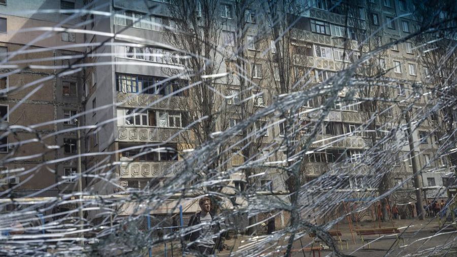 Petugas pemadam kebakaran bekerja di gedung pemerintah daerah Mykolaiv, Ukraina, yang hancur menyusul serangan Rusia, Selasa (29/3/2022). Sedikitnya 12 orang tewas dan 33 lainnya luka-luka dalam serangan rudal tersebut. (AP Photo/Petros Giannakouris)