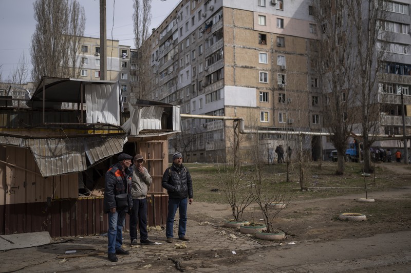 Petugas pemadam kebakaran bekerja di gedung pemerintah daerah Mykolaiv, Ukraina, yang hancur menyusul serangan Rusia, Selasa (29/3/2022). Sedikitnya 12 orang tewas dan 33 lainnya luka-luka dalam serangan rudal tersebut. (AP Photo/Petros Giannakouris)