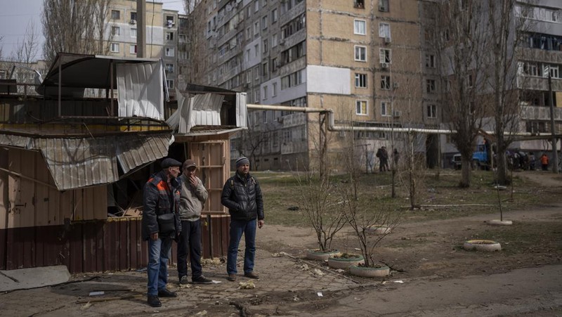 Petugas pemadam kebakaran bekerja di gedung pemerintah daerah Mykolaiv, Ukraina, yang hancur menyusul serangan Rusia, Selasa (29/3/2022). Sedikitnya 12 orang tewas dan 33 lainnya luka-luka dalam serangan rudal tersebut. (AP Photo/Petros Giannakouris)